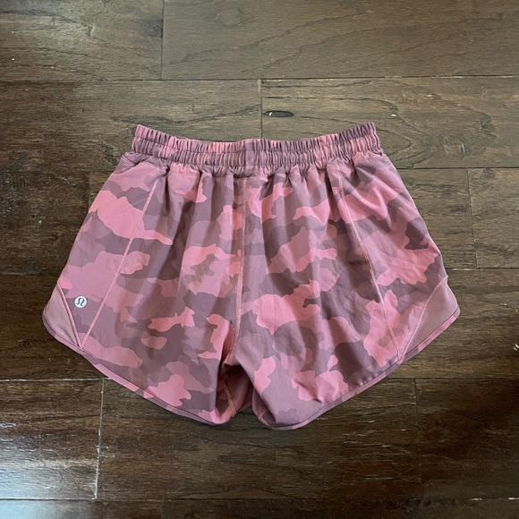Lululemon pink camo shorts size 6 - Picture 2 of 5